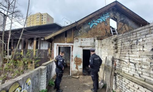 Tragický požár v Praze: Na místě našli ohořelé lidské tělo, zasahují policisté i hasiči