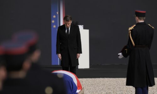 Vo Francúzsku sa rozlúčili s expremiérom Lionelom Jospinom