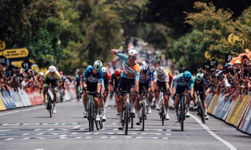 VIDEO Okolo Katalánska: Očakávaný horský test museli pre silný vietor skrátiť. Využil to britský cyklista