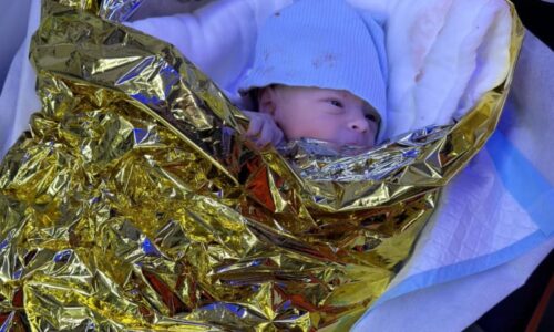 Dramatický porod na Plzeňsku. Malému Tobiáškovi pomáhala na svět po telefonu operátorka