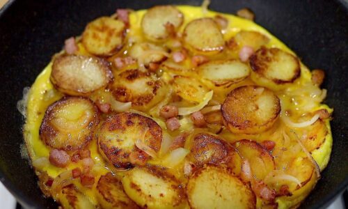 Ein sehr einfaches und leckeres Frühstück mit Kartoffeln und Eiern.