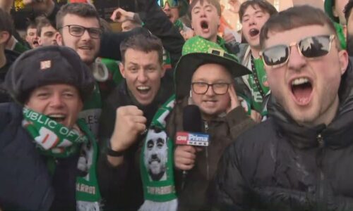 Divocí irští fanoušci obklíčili reportéra CNN Prima NEWS. Polili ho pivem, přesto vstup zvládl