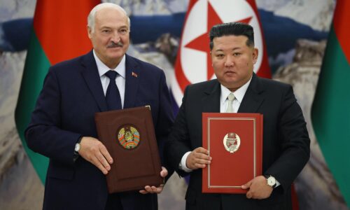 Bieloruský prezident podpísal s lídrom KĽDR zmluvu o priateľstve a spolupráci, daroval mu pušku