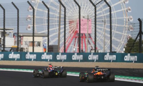 Do boja o čelo sa zapojil McLaren. Oscar Piastri tesne predbehol Mercedes