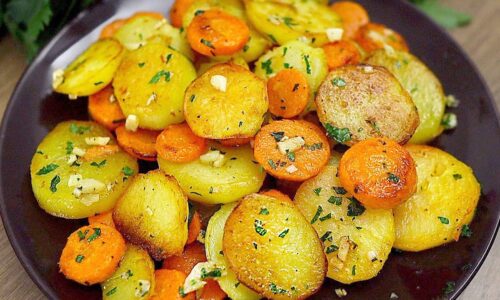 Leckeres Rezept für Bratkartoffeln mit Karotten. Einfaches und leichtes Abendessen!