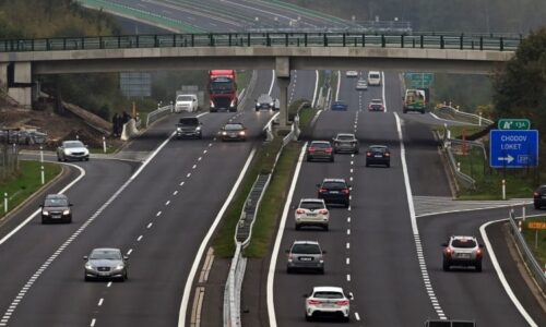 Hromadná nehoda na Sokolovsku uzavřela dálnici D6. Policie odklání dopravu