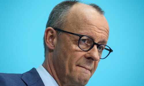 USA a Izrael zrejme nedosiahnu zmenu režimu v Iráne, vyhlásil Merz. Pýta sa na skutočný cieľ vojny