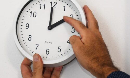 Změna času: Každoroční loupež hodiny spánku škodí zdraví. Kdy se posouvání hodin zastaví?