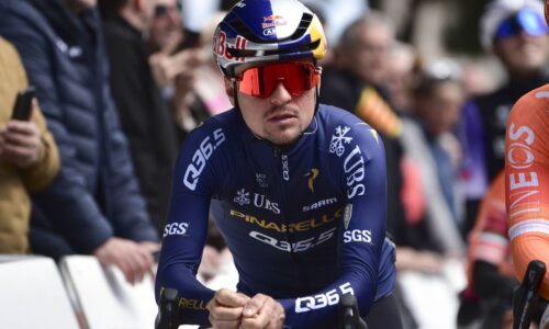 Okolo Katalánska: Elitný cyklista Pidcock po nehode z pretekov odstúpil