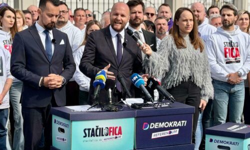 Demokrati mienia, že prezident pri referende hľadá výhovorky