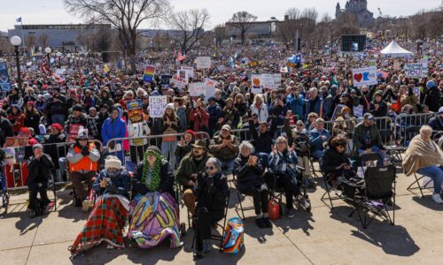 Demonstrators nationwide take part in thousands of ‚No Kings‘ rallies