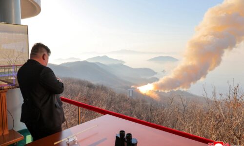 KĽDR vykonala test motora pre raketu schopnú zasiahnuť územie USA. Kim Čong-un chce modernizovať arzenál