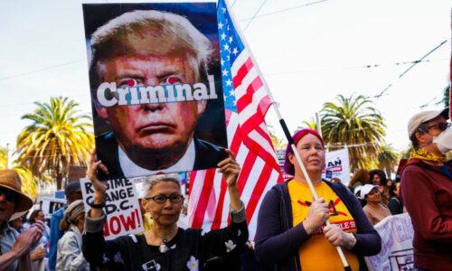 Masivní protesty proti Trumpovi v USA: V ulicích byly miliony lidí. Prezident hrál golf