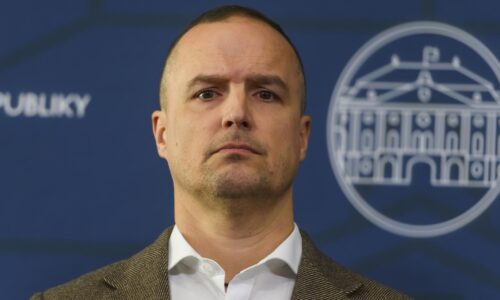 Ficov poradca David Lindtner sa má po viac ako mesiaci opäť postaviť pred súd