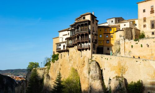 Mesto, ktoré visí nad priepasťou. Domy sa tiesnia na úzkom výbežku a rastú do hĺbky