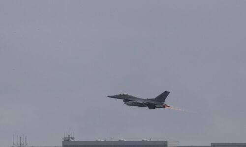 Nábrežie prístavného mesta neďaleko Hormuzského prielivu bolo zasiahnuté, tvrdia iránske médiá