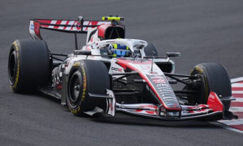 Tvrdý náraz a zničený monopost. veľký talent f1 skončil v bariérach a z auta odchádzal krívajúc