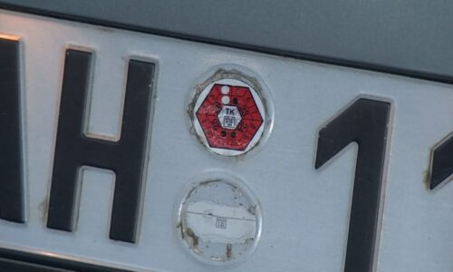 Červená nálepka na SPZ končí. Platnost technické ověříte v aplikaci, radí expert