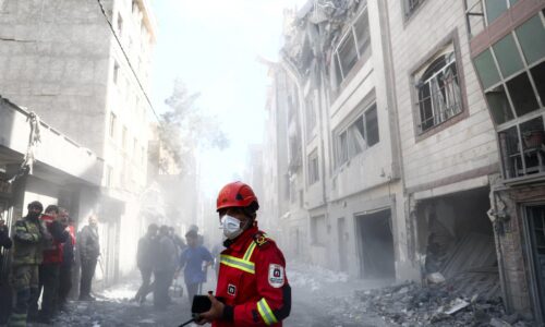 Katarská televízia AI-Arabí tvrdí, že jej kanceláriu v Iráne zasiahol Izrael. Poškodené sú aj okolité domy