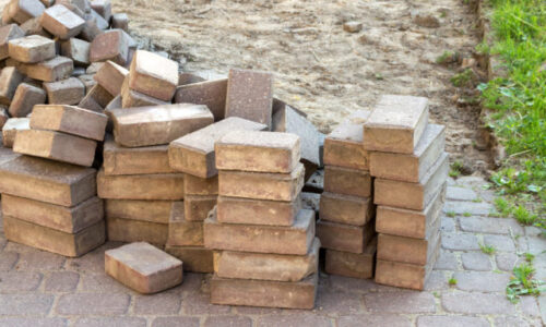 Petržalka investuje do verejných priestorov. Vnútroblok na Ľubovnianskej čaká nový asfalt