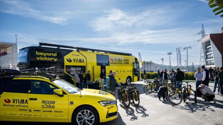 Šialený incident na pretekoch v taliansku. opitý fanúšik vyliezol na strechu auta, chcel zobrať bicykel