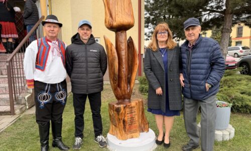 V Čataji odhalili nový pamätník, ktorý pripomína blížiace sa 100. výročie folklórnej tradície