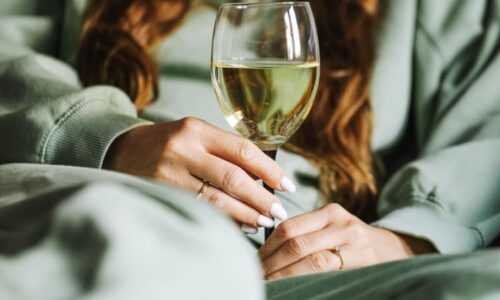 Nenápadný příznak alkoholismu: Děláme to podvědomě, je to bludný kruh, varují experti