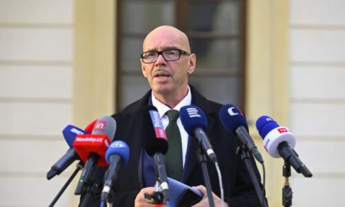 Klempíř? Ukončete toho infantilního ministra, vyzval vládu Jurečka. Juchelka Motoristy chválil