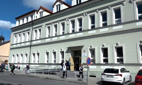 Žák na Plzeňsku nabídl kamarádce léky na předpis: Do školy musela záchranka, incidentů přibývá