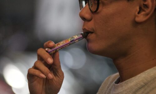 Jako by vás poslali do pekla, popsal mladík vapování „zombie“ náplní. Látka má první oběti