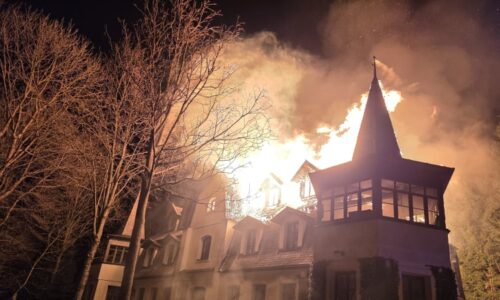 Požár patrového domu na Semilsku: S plameny bojuje sedm jednotek hasičů