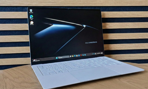 Žiadne kompromisy medzi výkonom a prenosnosťou. Asus ExpertBook Ultra spája revolučný displej a integráciu AI