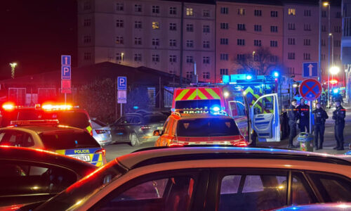 Tragický požár v Praze: V plamenech zahynul člověk, další lidi zachránili hasiči