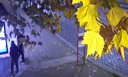 Surový útok v Praze. Agresor srazil muže na zem a přerazil mu čelist, ukazují policejní záběry