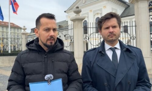 Demokrati odovzdali Pellegrinimu list s právnymi argumentmi pre vyhlásenie referenda, žiadajú ho aj o osobné prijatie – VIDEO