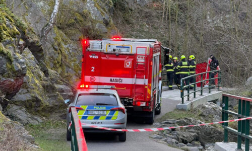 V Divoké Šárce našli pod skálou tělo ženy. Na místo míří vyšetřovatelé a koroner