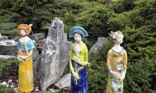 Košickú botanickú záhradu oživili figúrky žien aj busty umelcov. Priniesli radosť aj nadsádzku