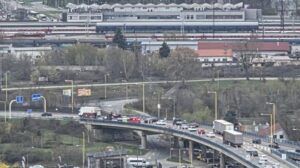 Vyťaženú križovatku každé ráno ochromia veľké zápchy. na vine je opäť mostný uzáver