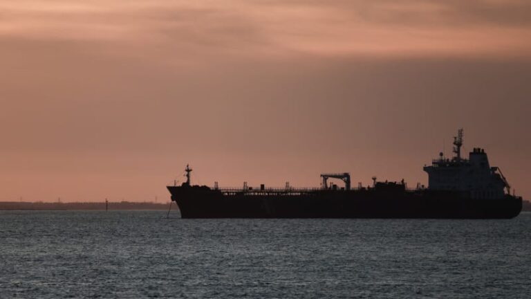 Íránci zasáhli tanker kotvící v dubaji. loď je v plamenech, hrozí únik ropy do moře