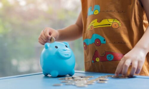 Od malého miminka až po dospělost. Výchova dítěte může stát rodiče miliony korun