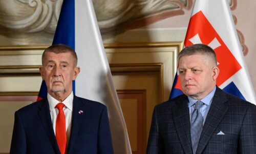 Karta sa otočila, Česko sa pri palivách obracia na Slovensko. Zapnite naplno Slovnaft, poprosil Babiš Fica