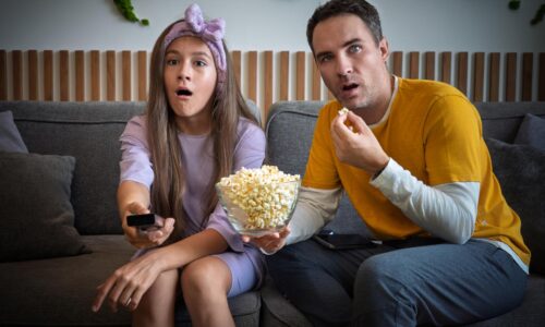 Z dospelých sa stávajú deti s výplatou. Svet sa infantilizuje a firmy na tom profitujú