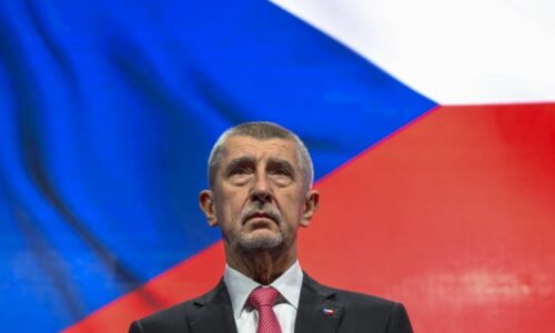 Ostuda Úřadu vlády? Vytřeli jste s vlajkou podlahu, reagují kritici na kontroverzní video