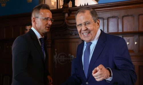 Pomoc oligarchovi i urážky lídrů EU. Co odhalily uniklé hovory Lavrova a Szijjárta?