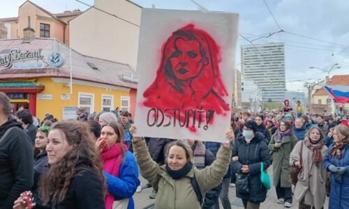 V Bratislave sa koná pochod za kultúru, účastníci žiadajú koniec Machalu. Podľa odhadov prišlo 14-tisíc ľudí
