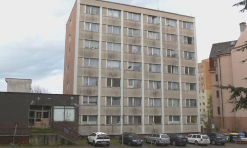 Obchod s chudobou, sedm dětí ve 2+1. Problematická ubytovna v Jablonci se chystá na prodej