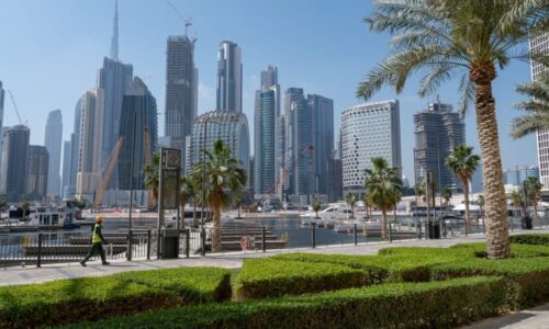 Nabízel dubajský luxus, deset lidí okradl o miliony. Přesto je podvodník stále na svobodě