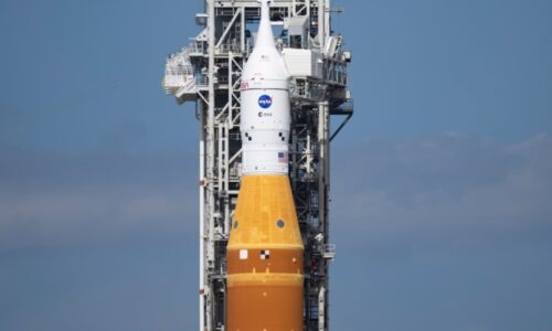 Začal odpočet vesmírné mise Artemis II. Let k Měsíci má i českou stopu, na palubě je poprvé žena