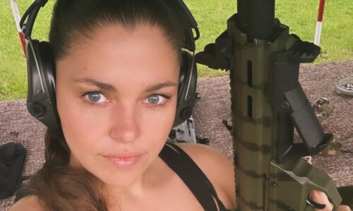 Hvězdu Zrádců trápí po propuštění z vězení otec její dcery. Zveřejnila ironické video