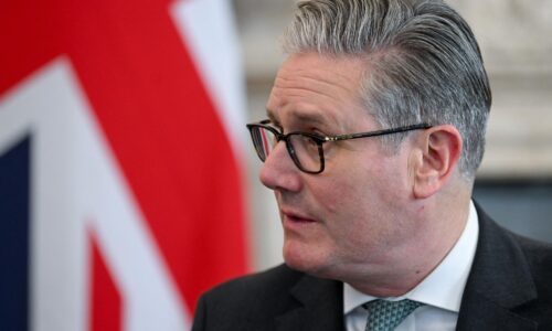 Británia a Francúzsko predĺžili dohodu o migrantoch, zatiaľ o dva mesiace. Rokovania majú byť náročné